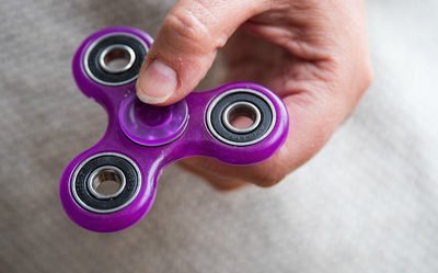 Qué es el fidget spinner, el juguete que fascina a los niños y por qué está causando tanta controversia